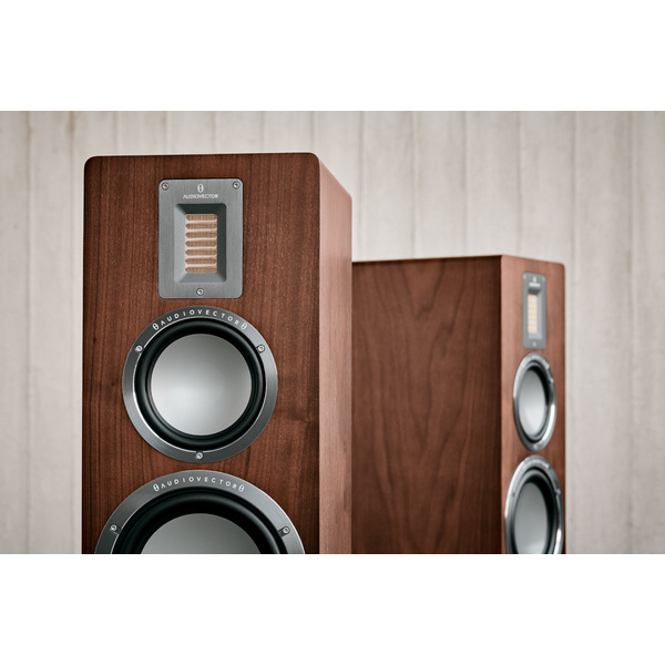 Audiovector.QR7SE.walnut.12.jpg