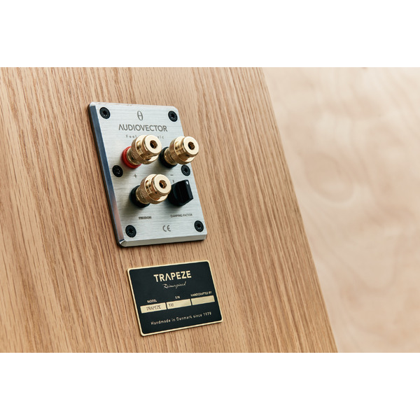 Audiovector.Trapeze.NordicOak.16.jpg