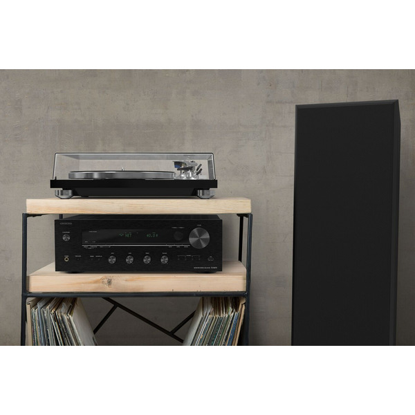 Onkyo-TX-8470-Lifestyle_03-MDC_RP-8000F-Grille_On-TN-4D-SE.jpg