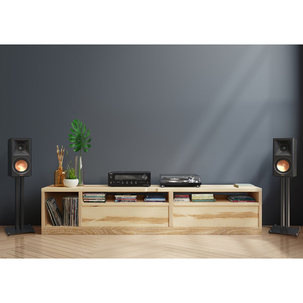 Onkyo-TX-8470-Lifestyle_05-BLK-RP-600M-Grille_Off-TN-4D-SE.jpg