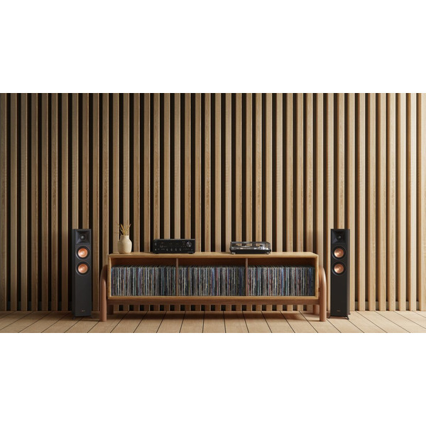 Onkyo-TX-8470-Lifestyle_02-BLK-RP-5000F-Grille_Off-TN-4D-SE.jpg