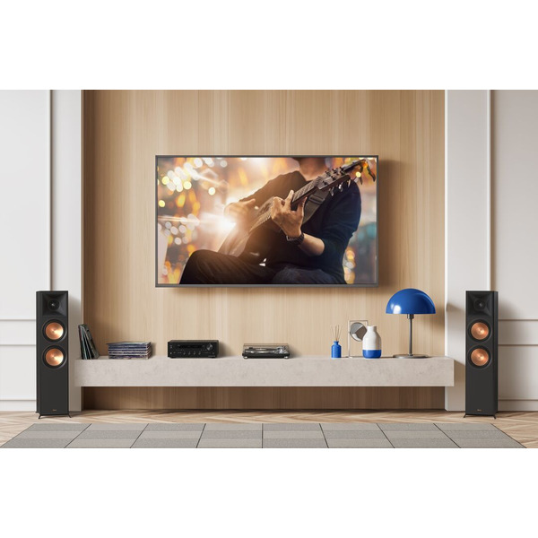 Onkyo-TX-8470-Lifestyle_08-BLK-RP-8000F-Grille_Off-TN-4D-SE.jpg