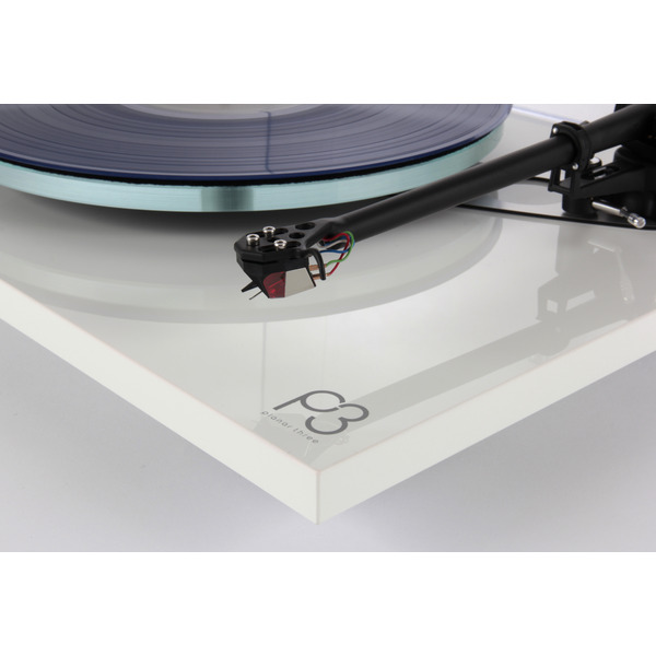 RegaPL3_white_ND3_closeup_logo_vinyl_2645.jpg