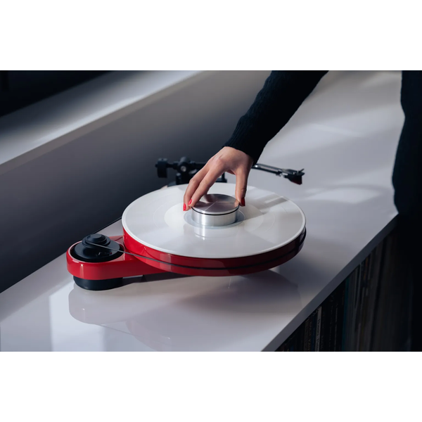 Pro-ject.Record-Puck-S-Silver-RPM-lifestyle.png