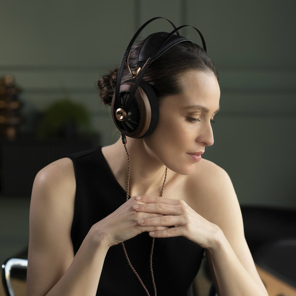 meze_audio_109_pro_lifestyle_2.jpg